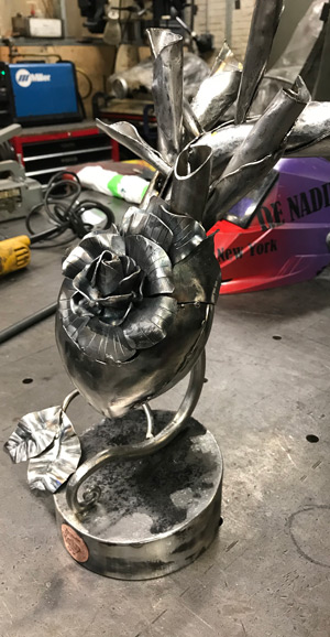  De Nadie metal work sculpture